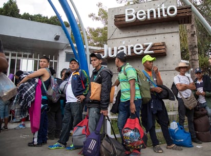 Muy temprano salió del albergue en el estadio Jesús Martínez 'Palillo', la segunda caravana de migrantes hacia Querétaro, para continuar su camino a Estados Unidos. (ARCHIVO)