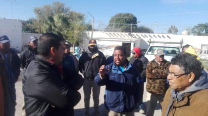 Se trata de más de 80 trabajadores que se concentraron esta mañana en las instalaciones del organismo para exigir que se les deposite su sueldo. (EL SIGLO DE TORREÓN)