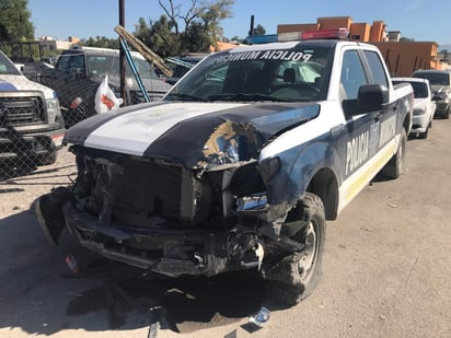 Aparentemente un charco de agua de una fuga, generó que el operador de la patrulla perdiera el control del volante y chocó contra una camioneta estacionada. 
