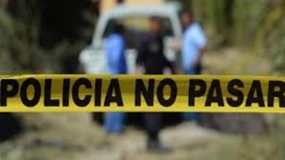 Los agentes, llegaron al lugar con dos hombres esposados quienes detallaron el lugar donde se encontraban los cuerpos sepultados. (ARCHIVO)