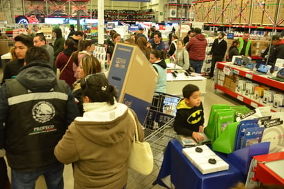 Promociones. Aspectos de los negocios que abrieron desde las primeras horas del viernes.