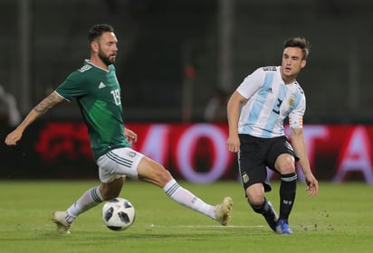 Miguel Layún durante el partido de ayer ante Argentina.