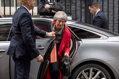 Relevo. Theresa May dijo que 'en un día, más o menos' designará a los nuevos ministros del 'brexit' y Trabajo y Pensiones.