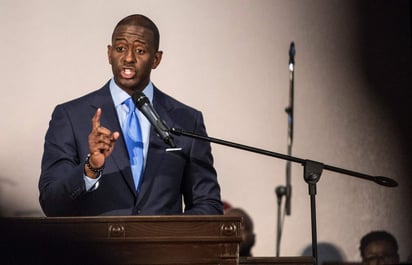 En un video publicado en Facebook, Gillum felicitó al republicano Ron DeSantis y anunció que continuaría activo en la política aunque no dio pistas sobre su futuro. Su periodo como alcalde de Tallahassee concluye la semana entrante. (ARCHIVO)