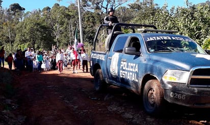 Después de cinco días de haber permanecido en el auditorio municipal en Chichihualco, este sábado, custodiados por militares y policías, los dos mil pobladores de ocho pueblos comenzaron su regreso. (NOTIMEX)