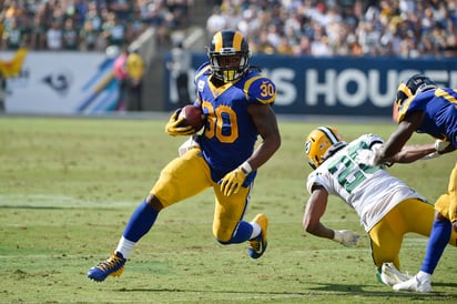 Todd Gurley ha tenido una extraordinaria temporada por la vía terrestre para los Carneros. (AP)