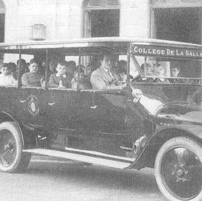 En el transporte del colegio en un desfile.