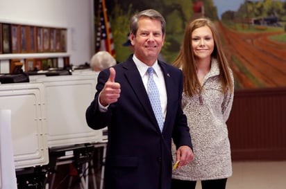 Delantera. Brian Kemp ganó por 54,723 votos.