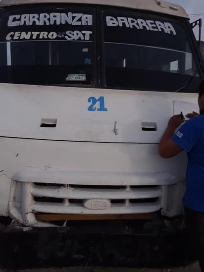 Retirados. Microbuses calificados como chatarra fueron retirados de circulación del transporte colectivo de Monclova.