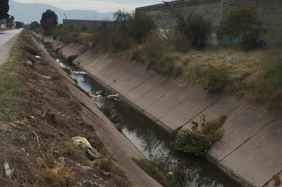 Riesgo. Además de dar una mala imagen a la ciudad, los canales se convierten en un foco de infección. (EL SIGLO DE TORREÓN)