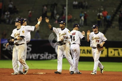 Los jugadores de Leones durante un partido. (Especial)