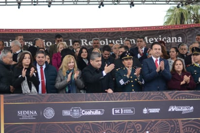 El gobernador del Estado, Miguel Ángel Riquelme Solís, acompañado por el alcalde Jesús Alfredo Paredes López y por autoridades militares, encabezó el tradicional Desfile Revolucionario. 