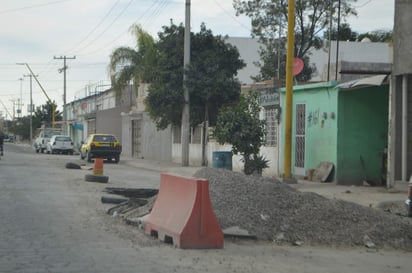 Durante la última semana de septiembre y todo el mes de octubre se llevaron a cabo acciones de reparación y llenado de los socavones, pero hasta el martes pasado los vecinos aún señalaban unos diez metros de suelo aún dañados. (ARCHIVO)