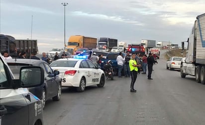 El percance reportado al Sistema de Emergencia alrededor de las 17:30 horas dejó por lo menos cuatro personas con golpes leves, las cuales no requirieron traslados a algún hospital. (ESPECIAL)