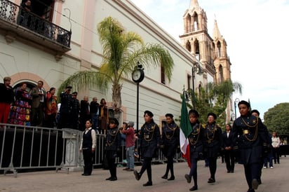 Desfile. Como cada año, se realizó el desfile conmemorativo al 20 de noviembre en Lerdo desde las 15:00 horas, donde participaron diversos planteles educativos de Lerdo quienes desfilaron frente a la Presidencia. (EL SIGLO DE TORREÓN)