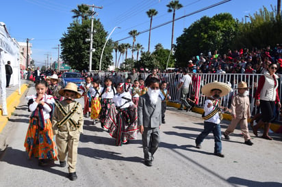 Participantes. Alumnos de todos los niveles presentaron tablas rítmicas y bailables, alusivas a la Revolución Mexicana. (EL SIGLO DE TORREÓN/MARY VÁZQUEZ)