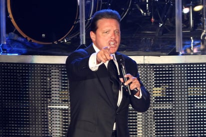 Enojo. Su presentación en el Auditorio Nacional dejó mucho que desear, ya que Luis Miguel en ocasiones olvidaba la letra. (ARCHIVO)