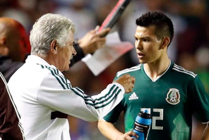 Ricardo Ferretti dialoga con Hirving Lozano durante el amistoso ante Chile de la pasada fecha FIFA. (ARCHIVO)