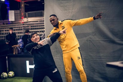 Diego Armando Maradona posa junto a Usain Bolt durante un promocional. (Especial)