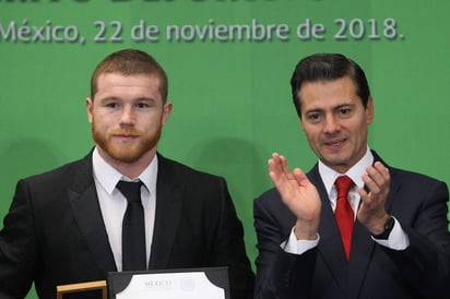 El pugilista fue el último galardonado en aparecer en la sala 'Adolfo López Mateos' y lució indiferente. (EFE)