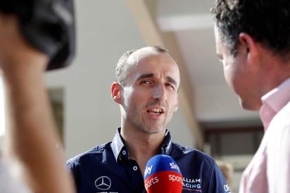 El piloto polaco Robert Kubica da declaraciones en el circuito Yas Marina en la previoa del Gran Premio de Abu Dabi en Emiratos Árabes Unidos.