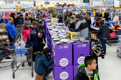 En línea. Compradores inundan las tiendas, pero estiman que cada vez más usan la venta en línea. (ARCHIVO)