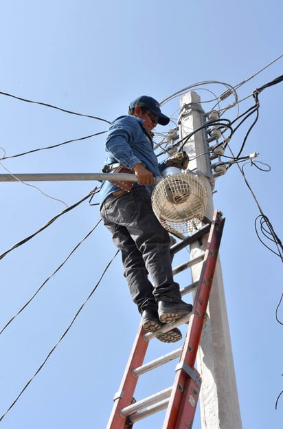 Recursos. Se aplicaron recursos al mejoramiento del sistema de luminarias en el medio rural. (EL SIGLO DE TORREÓN)