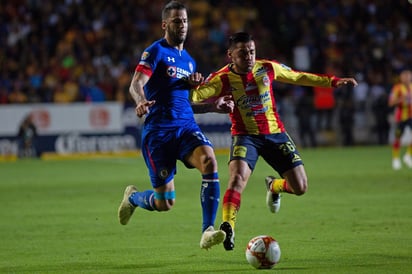 Aldo Rocha (d), de Morelia, pelea por el balón con Edgar Méndez, de Cruz Azul, durante un juego de la jornada 17 en el estadio Morelos.