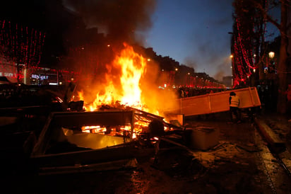 Los incidentes comenzaron en la mañana en la céntrica y emblemática Avenida de los Campos Elíseos de París, cuya circulación fue cortada por la policía debido a la convocatoria de la manifestación. (AP)