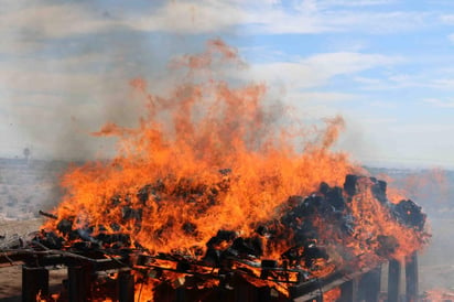 El Representante del órgano interno de control de la PGR dio fe de la autenticidad y peso de los estupefacientes incinerados y objetos destruidos. (EL SIGLO DE TORREÓN)