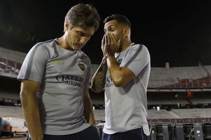 “No nos podíamos ir de la cancha porque le daban la copa a River, nos mentalizamos a jugarla e incluso nos cambiamos tres veces el uniforme; si no salíamos a hablar los referentes, el partido se estaría jugando”, reiteró el argentino. (AP)