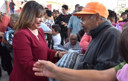 La alcaldesa dialogó con los habitantes escuchando necesidades e inquietudes. (CORTESÍA)