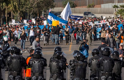 Al grupo de 42 personas detenidas en el lado estadounidense, ocho de ellas mujeres, se suman 39 arrestos del lado mexicano. (NOTIMEX)