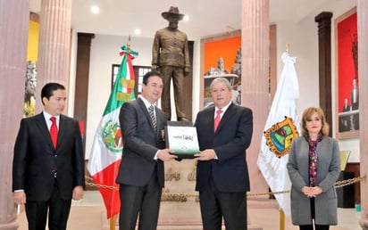 Fue después de las ocho de la mañana que el secretario acudió al Congreso del Estado a entregar el documento a Jaime Bueno Zertuche, presidente de la Junta de Gobierno del Congreso del Estado. (ESPECIAL)
