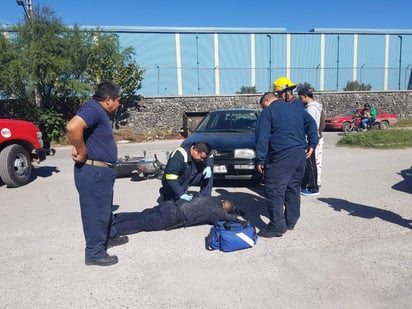 El oficial Hugo Hernández García transitaba en su motocicleta cuando fue chocado por la mujer, que tripulaba un Volkswagen tipo Jetta color negro, lanzándolo al pavimento.