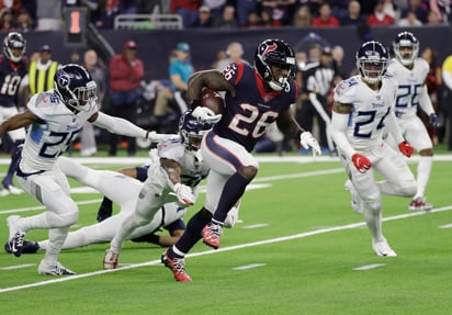 Lamar Miller se escapó 97 yardas en el segundo cuarto para anotar y poner el marcador 21-10 favor Texans.