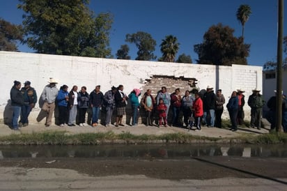 Molestia. Los habitantes estuvieron afuera de las oficinas del Simas. (EL SIGLO DE TORREÓN)