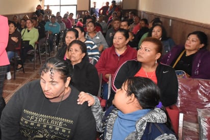 Participan. El taller se realizó en la Villa Juan E. García, con padres de familia de la secundaria Ramón López Velarde. (EL SIGLO DE TORREÓN)