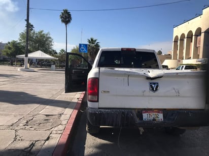 Hasta las autoridades invaden los espacios para discapacitados con el argumento de que “es solo un momento”. (EL SIGLO COAHUILA)