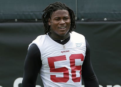 Reuben Foster, que ha tenido varios problemas legales, fue dado de baja por los 49'ers de San Francisco.