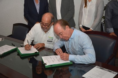 En la firma del convenio por parte del ingeniero Luis Zamudio Miechielsen, Director General y el ingeniero Odón de Buen, Director General de la Conuee en México. (EL SIGLO COAHUILA) 