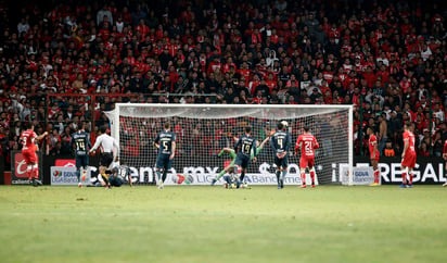 Alexis Vega marcó un golazo para empatar el encuentro ayer en el estadio Nemesio Díez y dejar con vida a los Diablos Rojos. (El Universal)