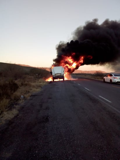 Fuego. Consumió en su totalidad el tracto camión. (EL SIGLO DE TORREÓN)