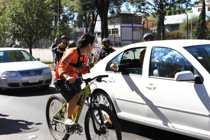 Un joven se acercó a AMLO en su trayecto a San Lázaro. (NOTIMEX) 