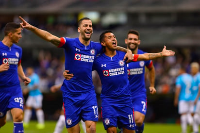 Elías Hernández (d) marcó el gol del Cruz Azul, apenas al minuto 4 de partido.