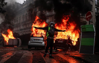 Violencia. Las escenas de guerrilla, nunca vistas a estos niveles, se extendieron por las avenidas.