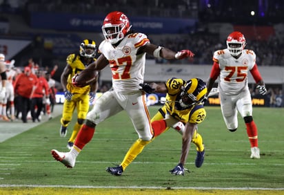 De ser uno de los mejores corredores de la NFL, ahora Kareem Hunt no tiene equipo, debido a un video donde se le ve agrediendo a una mujer.