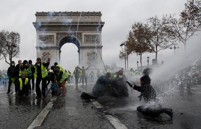 Repelidos. Varios manifestantes fueron rechazados con chorros de agua por la policía de París.