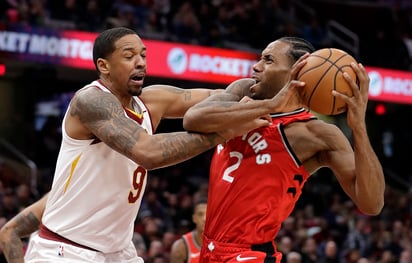 Kawhi Leonard metió 34 puntos en la victoria de Toronto.