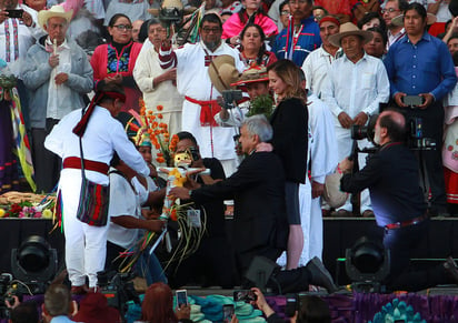 Compromiso. A los pueblos originarios AMLO les dijo que serán prioridad en su gobierno.